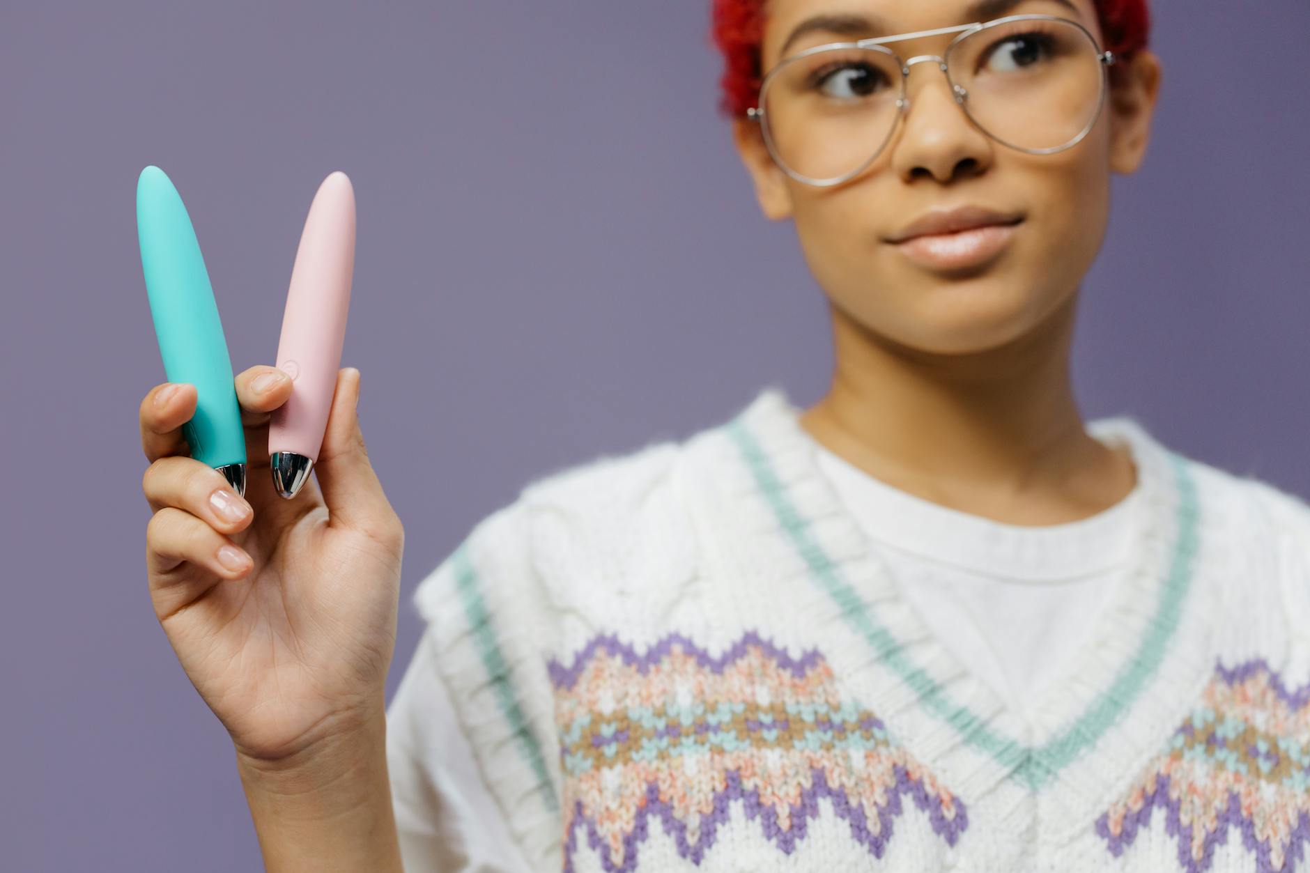 Un vibrador de silicona amarillo vibrante rodeado de plátanos pelados sobre un fondo amarillo