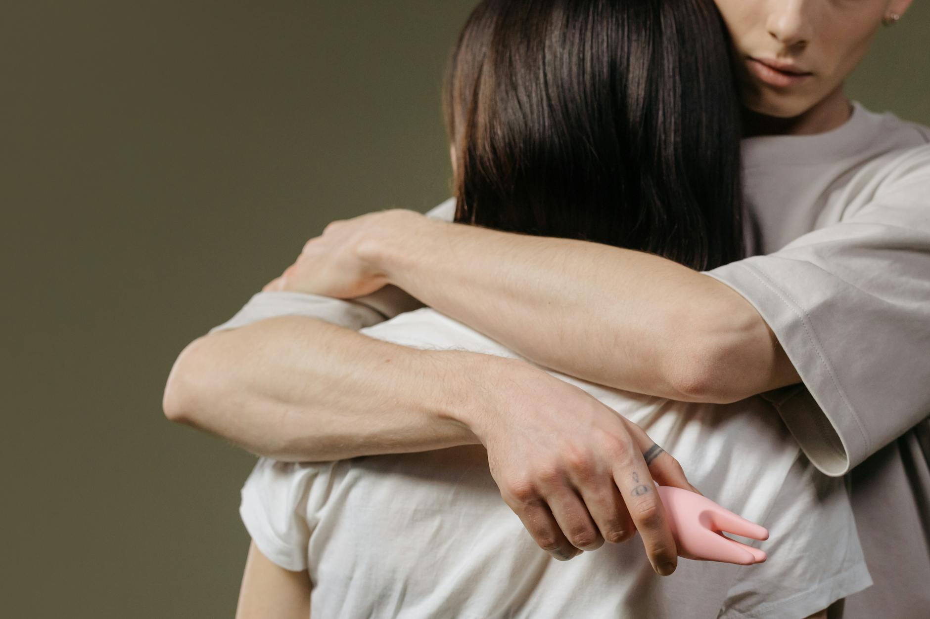 Pareja abrazada en intimidad, mostrando conexión y ternura después de la menopausia.